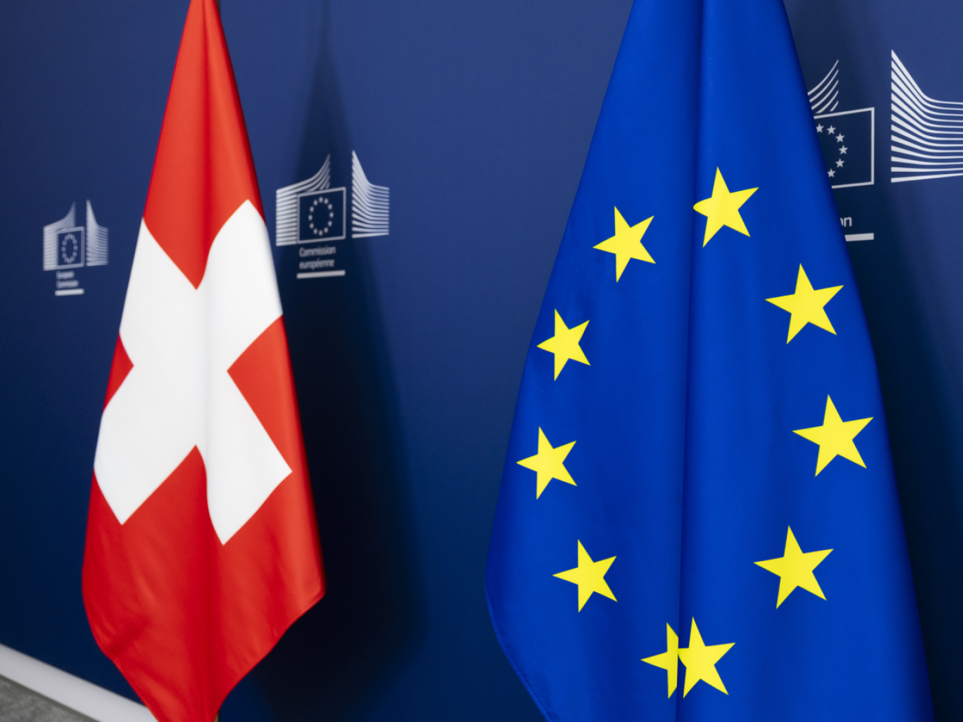 bandiera svizezra e bandiera ue