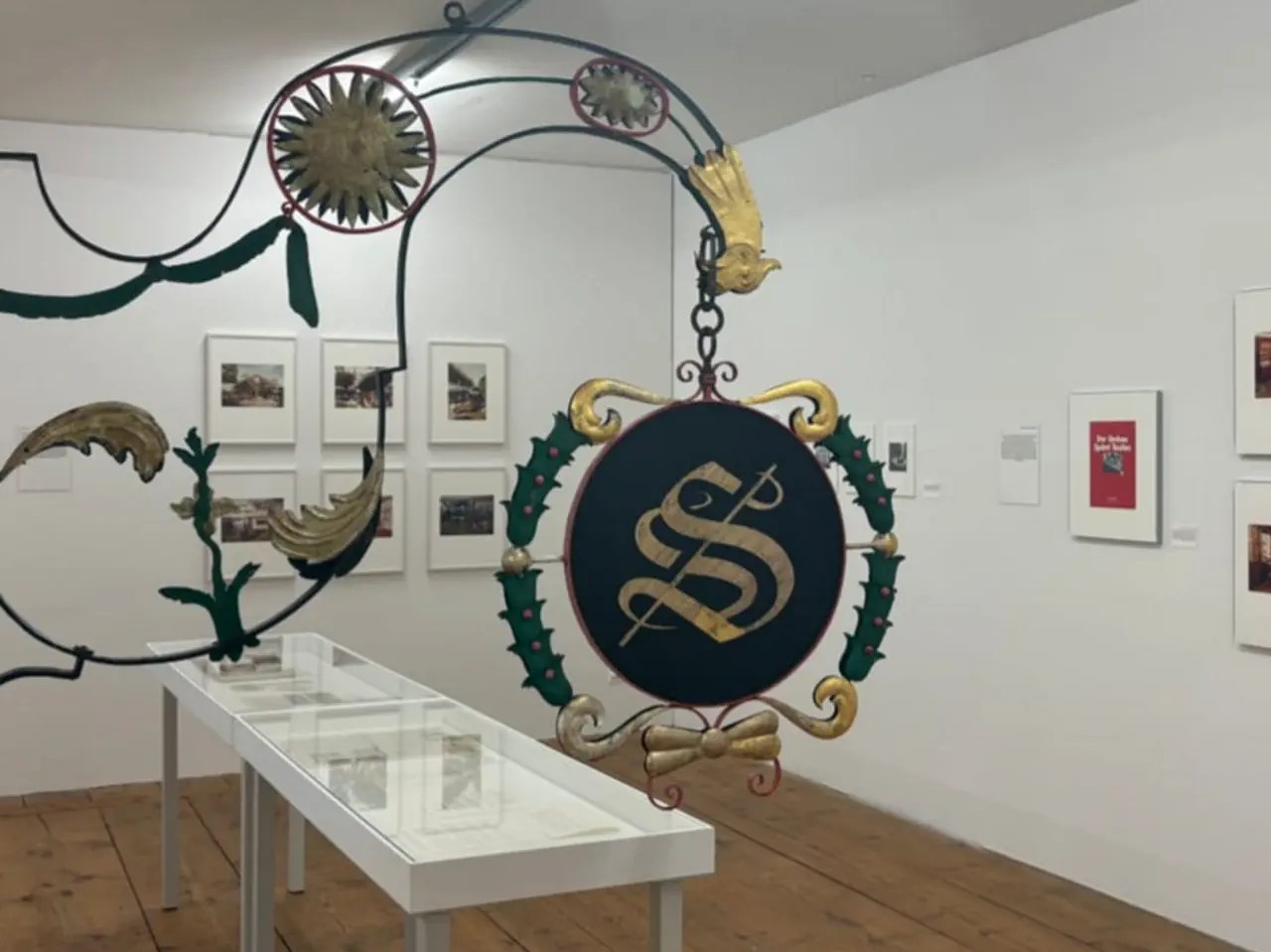 L'ancienne enseigne de l'auberge est actuellement exposée à Teufen, dans l'arsenal.