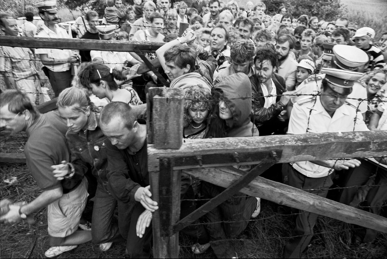 Во время «Панъевропейского пикника» 19 августа 1989 года на венгерско-австрийской границе возле Шопрона на несколько часов были символически открыты пограничные ворота, десятилетиями отделявшие социалистический блок от Западной Европы. Формально это была мирная акция венгерских оппозиционеров и сторонников единой Европы за демонтаж границ и конец политического раскола континента. На практике она стала одним из первых крупных проломов в «железном занавесе»: сотни граждан ГДР, специально приехавших к границе, воспользовались открытием ворот и бежали через Австрию на Запад. Венгерские пограничники не стали их останавливать, и этот эпизод превратился в один из символических предвестников падения Берлинской стены и распада восточноевропейского «социалистического» блока.
