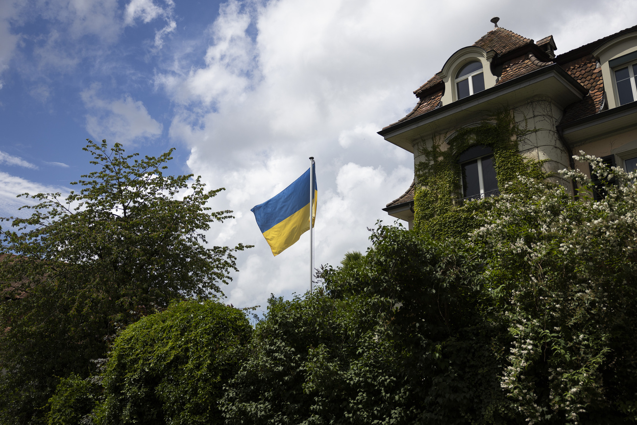 Un drapeau ukrainien flotte devant une maison suisse en signe de solidarité