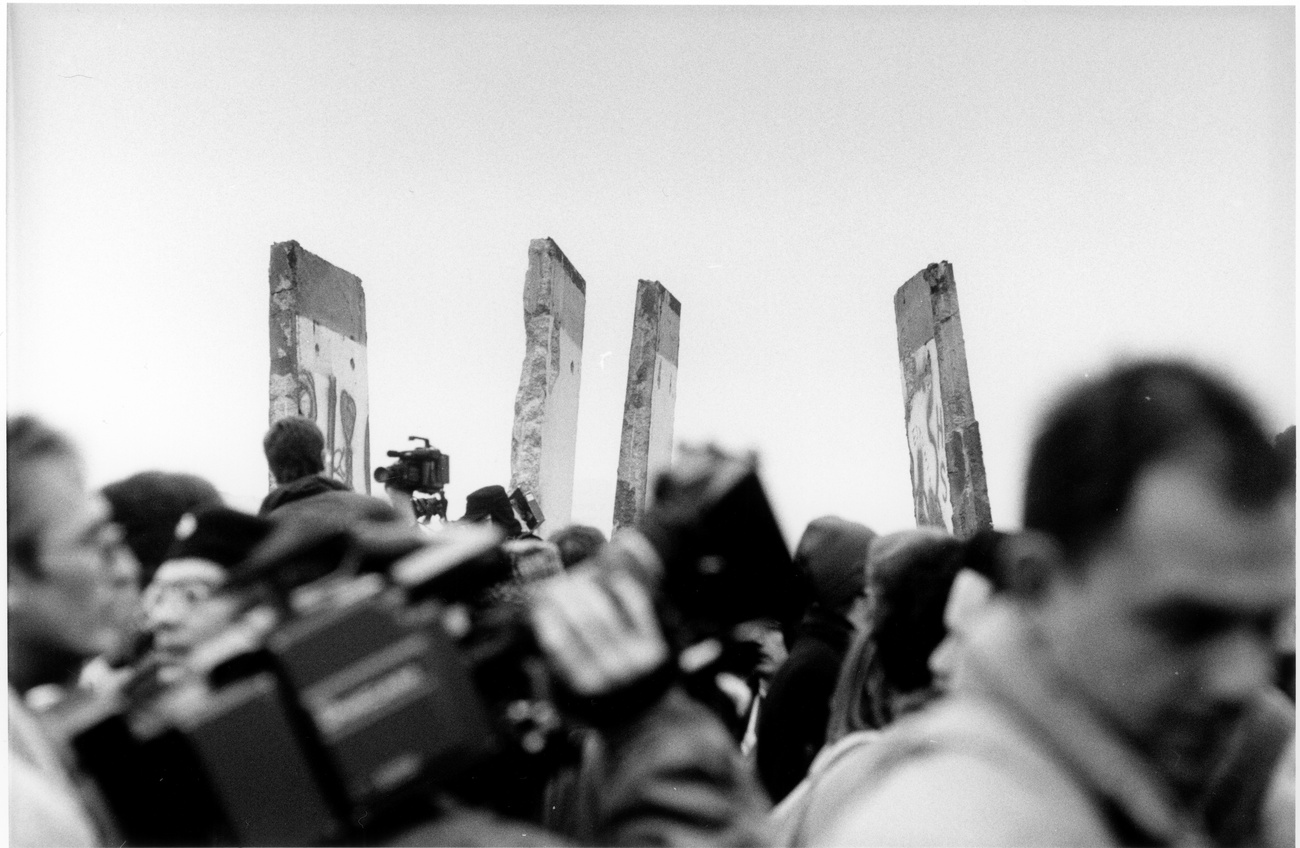 Падение Берлинской стены: 9 ноября 1989 года Германская Демократическая Республика (ГДР) открыла границу с Западным Берлином и Федеративной Республикой Германия (ФРГ). Тем самым стало ясно, что к концу подходит и вся послевоенная политическая система, а Варшавскому пакту и холодной войне скоро настанет конец.