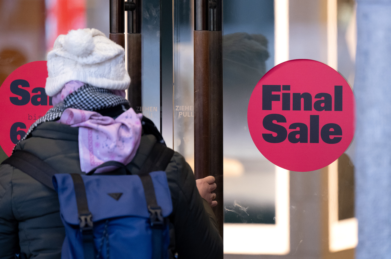 vetrina con scritta final sale