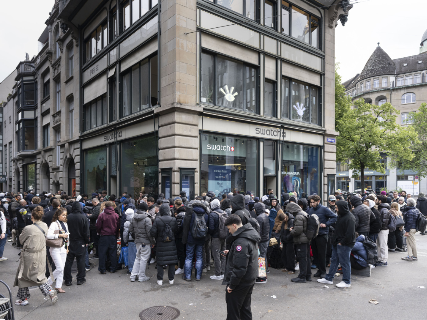 Hundreds queue in Switzerland to purchase trendy Royal Pop watches Hundreds queue in Switzerland to purchase trendy Royal Pop watches