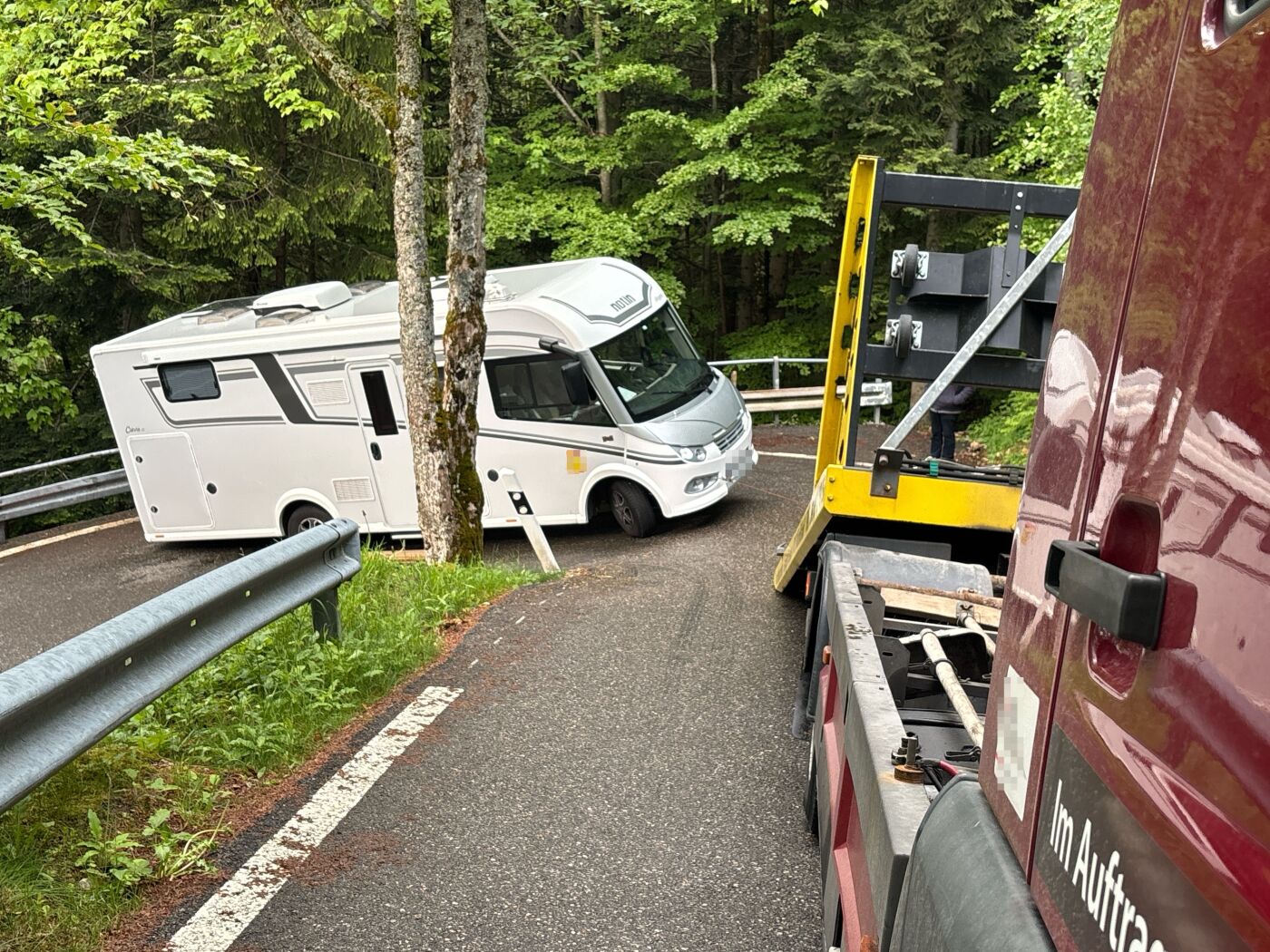 Motorhome jammed on bend blocks Swiss traffic for hours Motorhome jammed on bend blocks Swiss traffic for hours