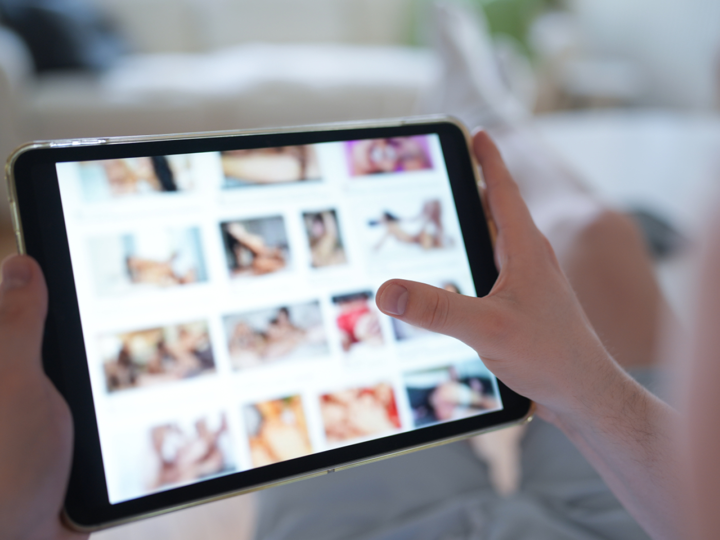 schermata ipad con immagini sessuali blurrate