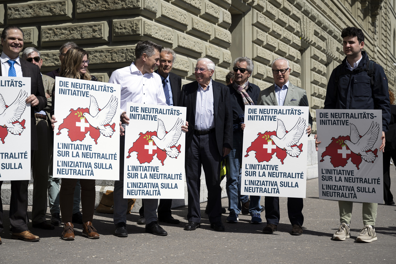 Christoph Blocher e sostenitori dell'iniziativa con manifesti in mano