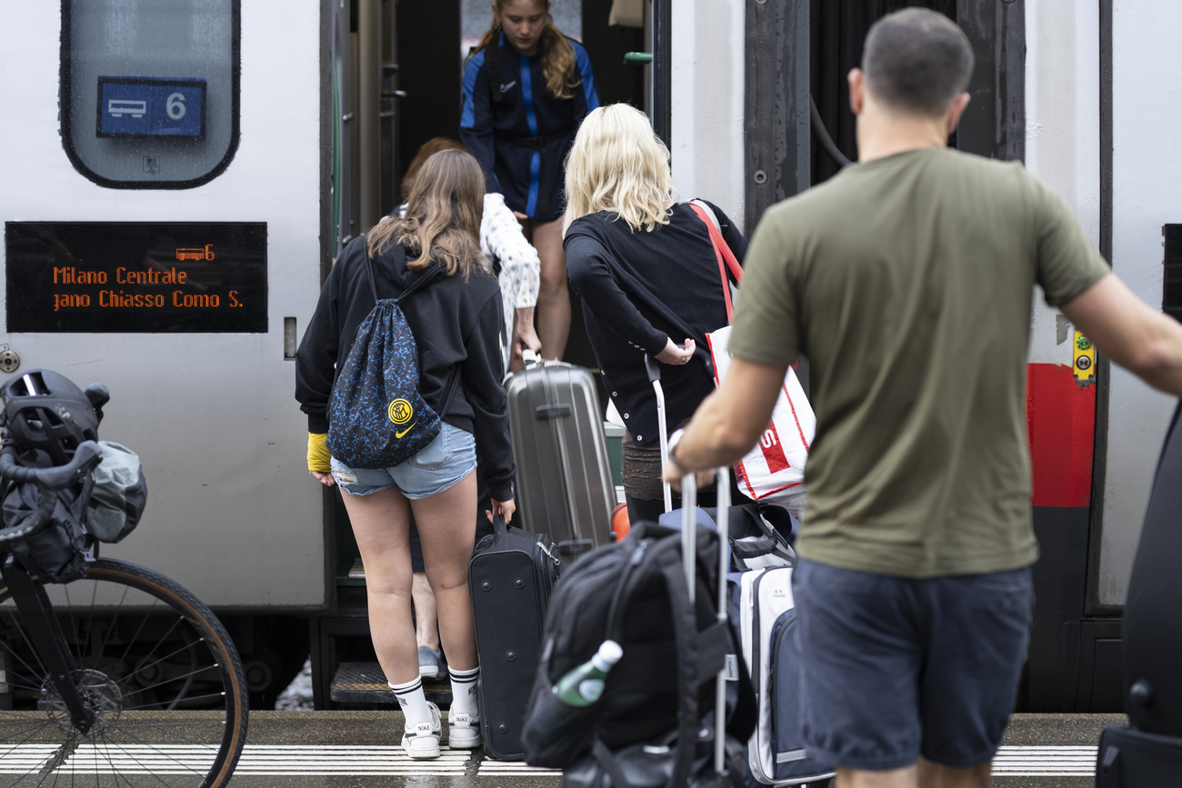 persone salgono su un treno