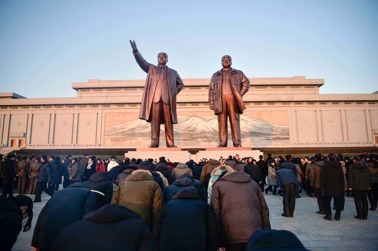 В Северной Корее люди приходят к монументам Ким Ир Сена (Kim Il Sung) и Ким Чен Ира (Kim Jong Il) на холме Мансу в Пхеньяне. Снимок сделан 17 декабря 2024 года, в годовщину смерти Ким Чен Ира, отца нынешнего северокорейского лидера Ким Чен Ына (Kim Jong Un).