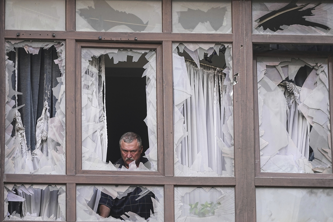 À la suite d'une attaque russe contre la capitale ukrainienne, Kiev : le Conseil fédéral estime que la reconstruction offrira également des opportunités aux fabricants de fenêtres suisses.