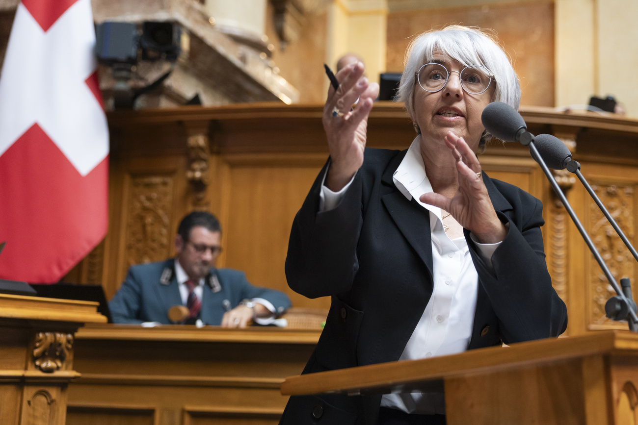 Elle doit le répéter : la ministre de l'Intérieur Elisabeth Baume-Schneider lors d'un débat au Conseil national sur le financement de la 13e rente AVS l'année dernière.
