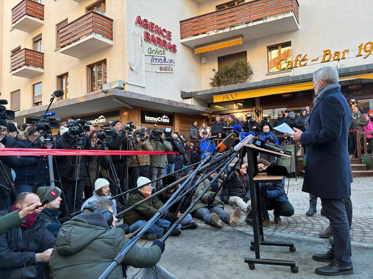 Il Consigliere federale Beat Jensen a Crans-Montana davanti al stampa.