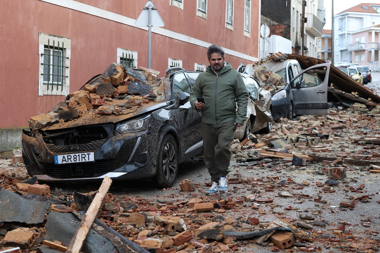Parte do telhado da antiga universidade desabou, danificando vários carros, devido à passagem da tempestade Kristin em Figueira da Foz, Portugal, em 28 de janeiro de 2026.