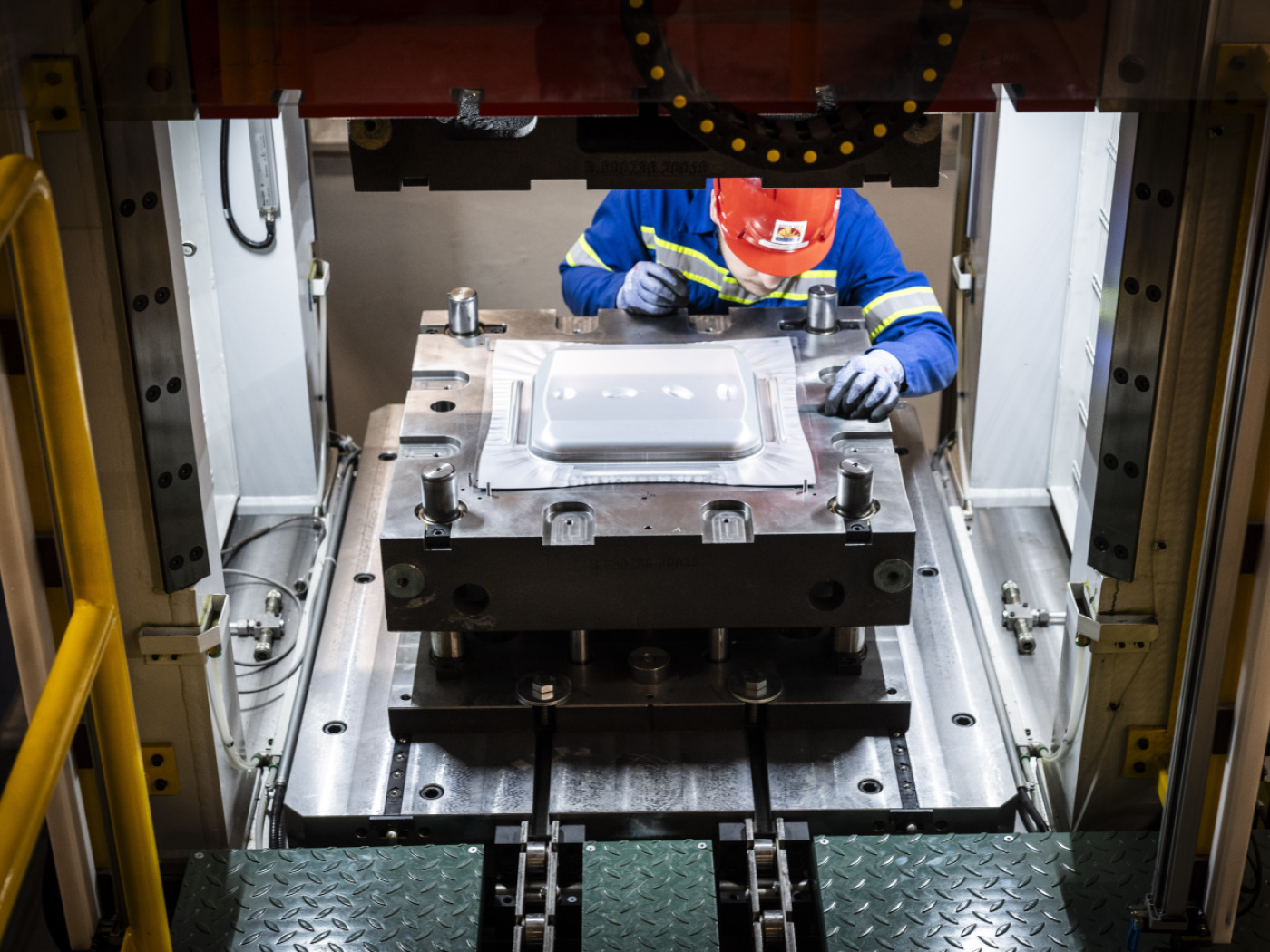 Swiss tech industry bounces back, but remains fragile
