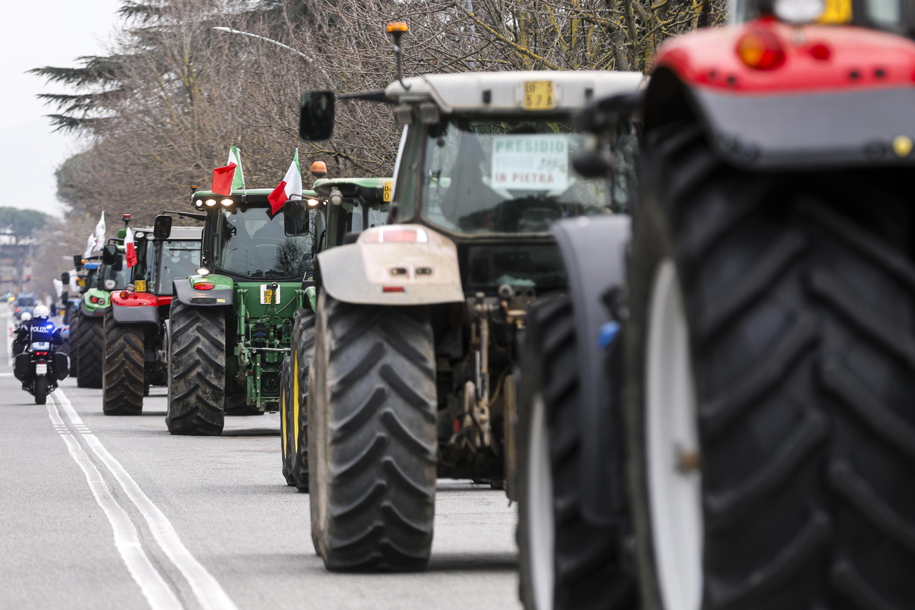 Exército de tratores como símbolo de resistência: Agricultores italianos participam de um protesto contra o acordo comercial UE-Mercosul, em Roma, Itália, em 6 de março de 2026.