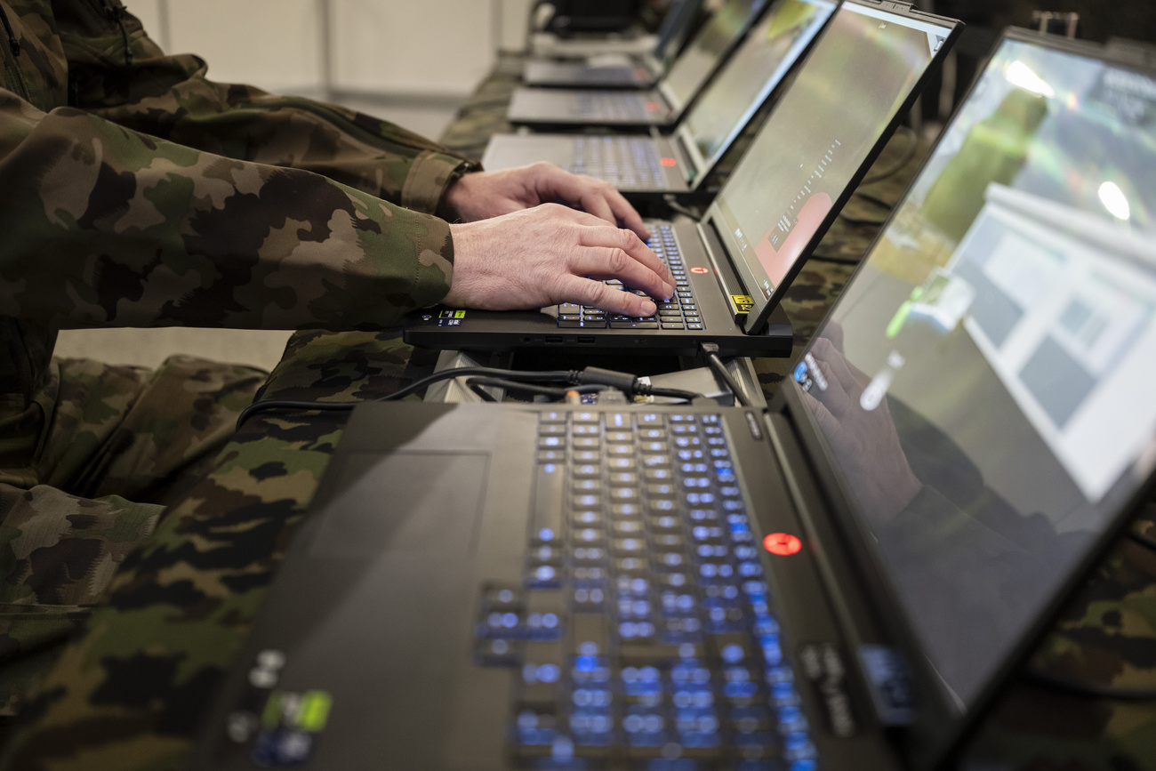 Un soldato svizzero al lavoro su un computer a marzo. La cybersicurezza è una questione importante per l'esercito elvetico.