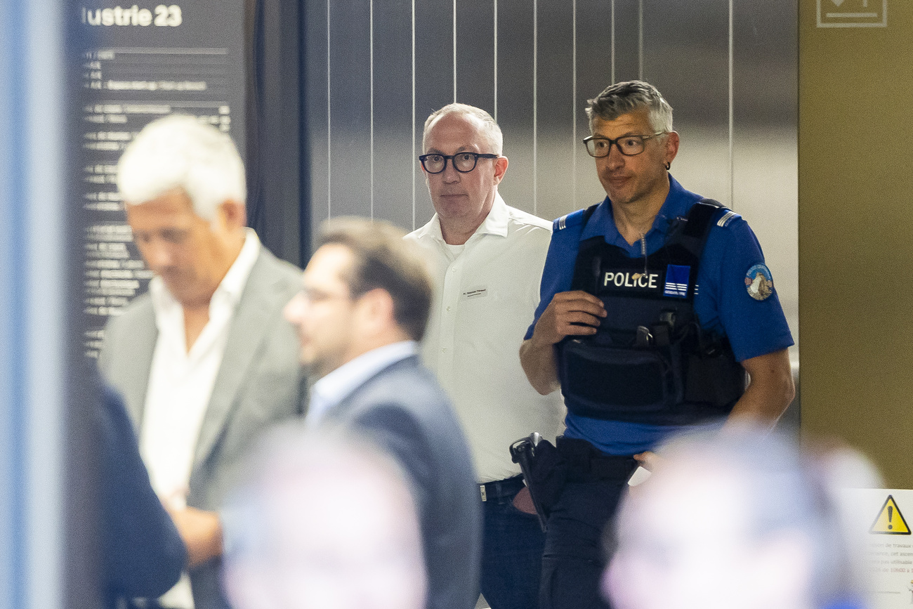 uomo con poliziotto