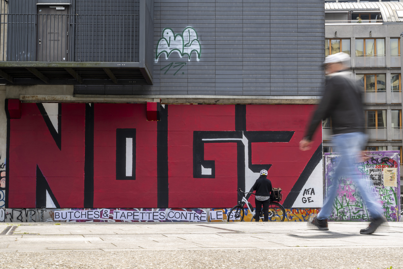 Graffiti contro il G7 a Ginevra il 29 aprile.