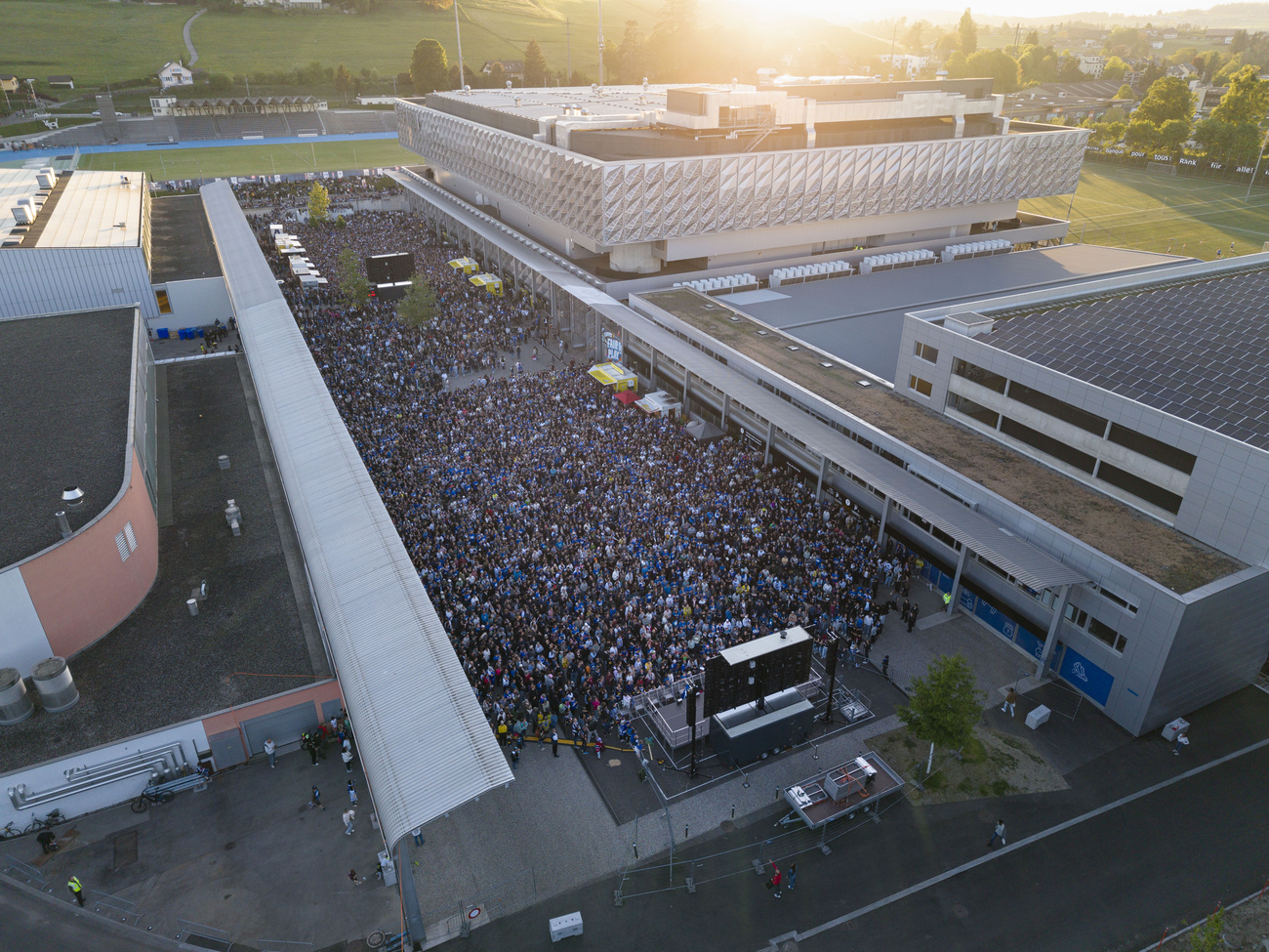 Foule devant la patinoire de Fribourg