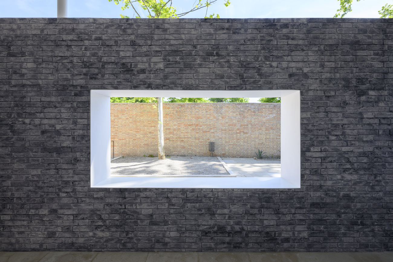 La finestra sul muro che da sul giardino.