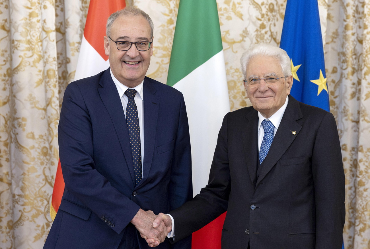 Il presidente della Confederazione Guy Parmelin (a sinistra) e il presidente italiano Sergio Mattarella a Roma martedì.