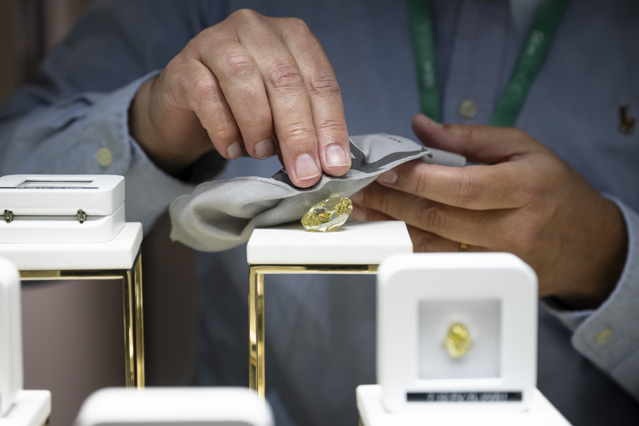 Gioielli e pietre preziose in mostra durante la decima edizione della fiera di gioielleria "GemGenève" a Ginevra, mercoledì. (Keystone/Andreas Becker)
