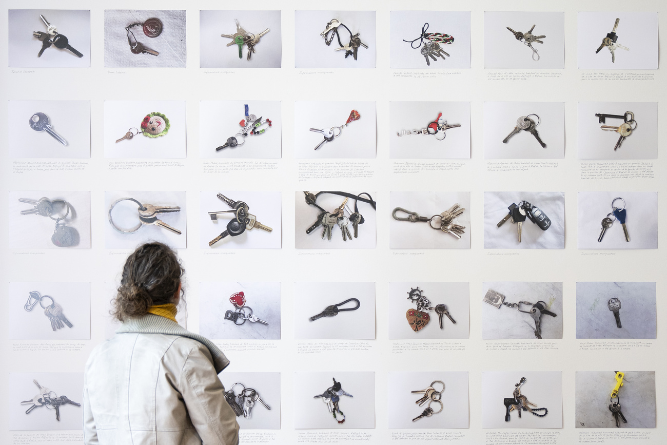 persona guarda fotografie di un'esposizione