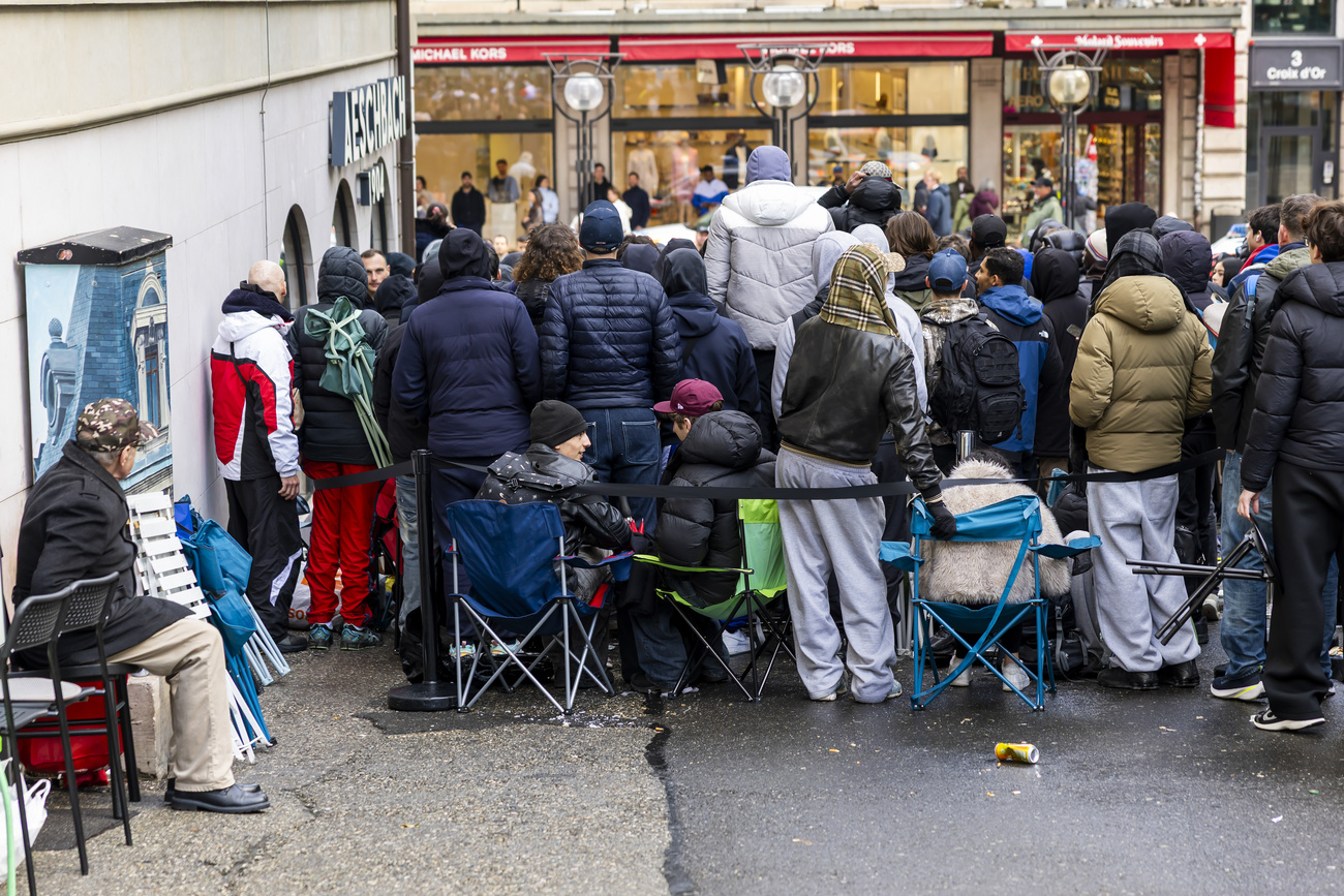 Davanti al negozio Swatch di Ginevra, i e le clienti fanno la fila per acquistare il "Royal Pop".