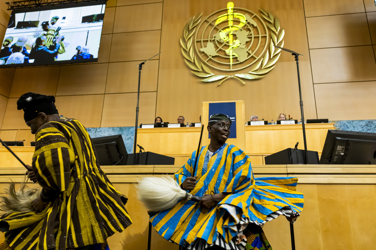 Ballerini e ballerine del Ghana si esibiscono durante l'apertura della 79esima Assemblea mondiale della sanità presso la sede europea delle Nazioni Unite a Ginevra, lunedì.