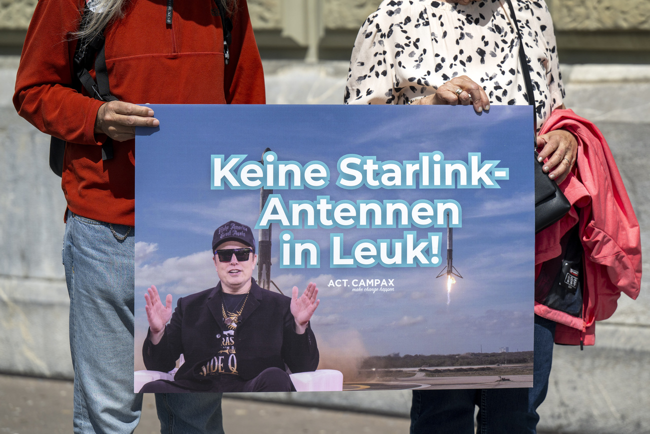 The campaigners denounce a threat to Switzerland's data sovereignty, claiming that Starlink is not neutral.