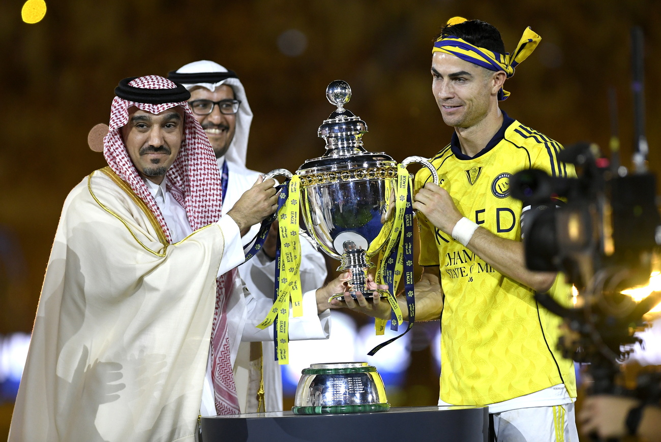 Cristiano Ronaldo recebe o troféu da Liga Profissional da Arábia Saudita após a vitória do Al-Nassr sobre o Damac Club em Riade, Arábia Saudita, em 21 de maio de 2026. O Al-Nassr venceu por 4 a 1 e garantiu o título.
