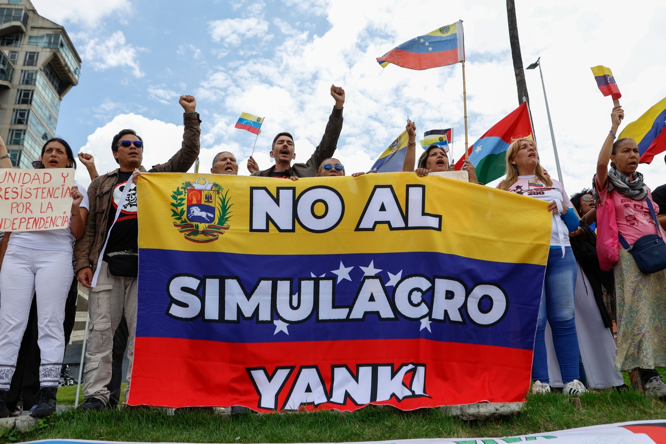 Personas partidarias del Gobierno protestan contra un simulacro estadounidense de emergencia y evacuación aérea realizado en la Embajada de Estados Unidos en Caracas.