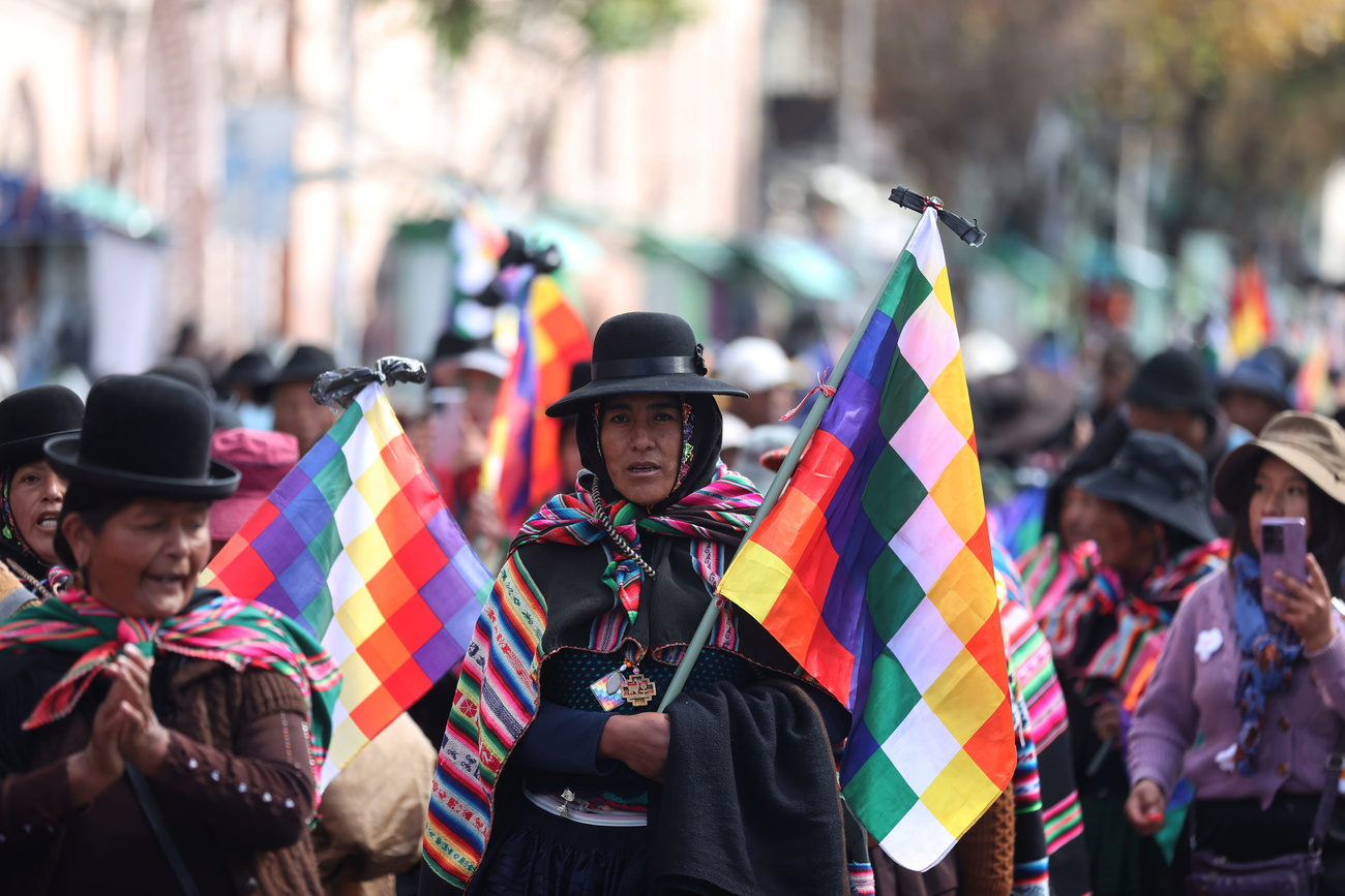 Mujeres aimaras participan en una marcha para exigir la dimisión del presidente boliviano Rodrigo Paz en La Paz, Bolivia.