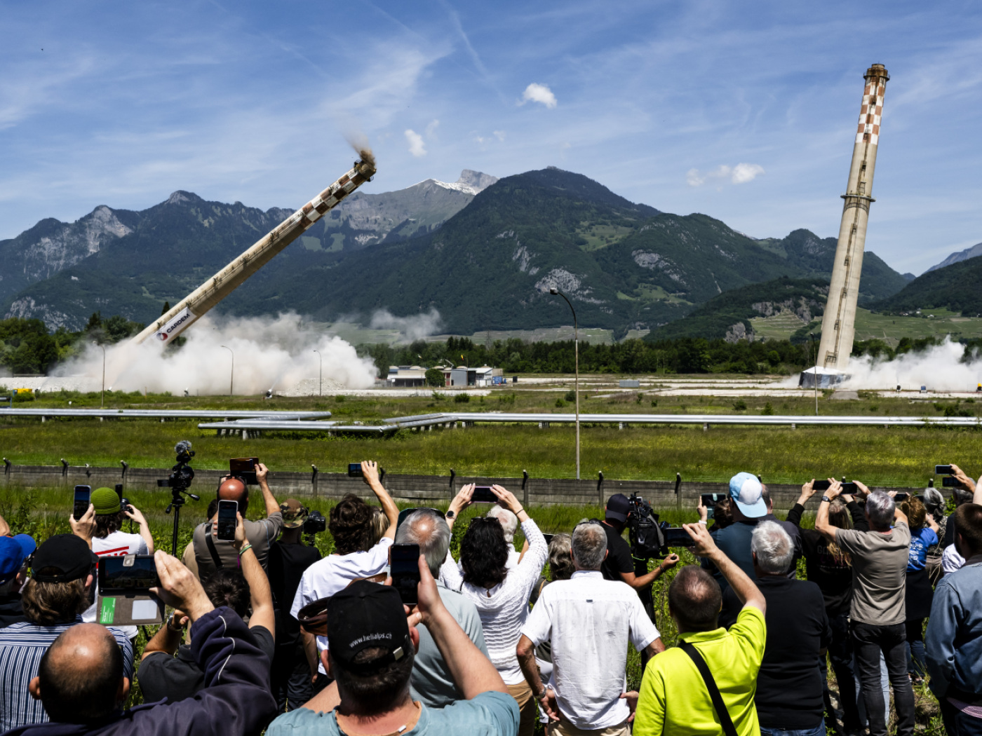 The final two chimney's at the Tamoil Collombey-Muraz refinery were demolished on Thursday.