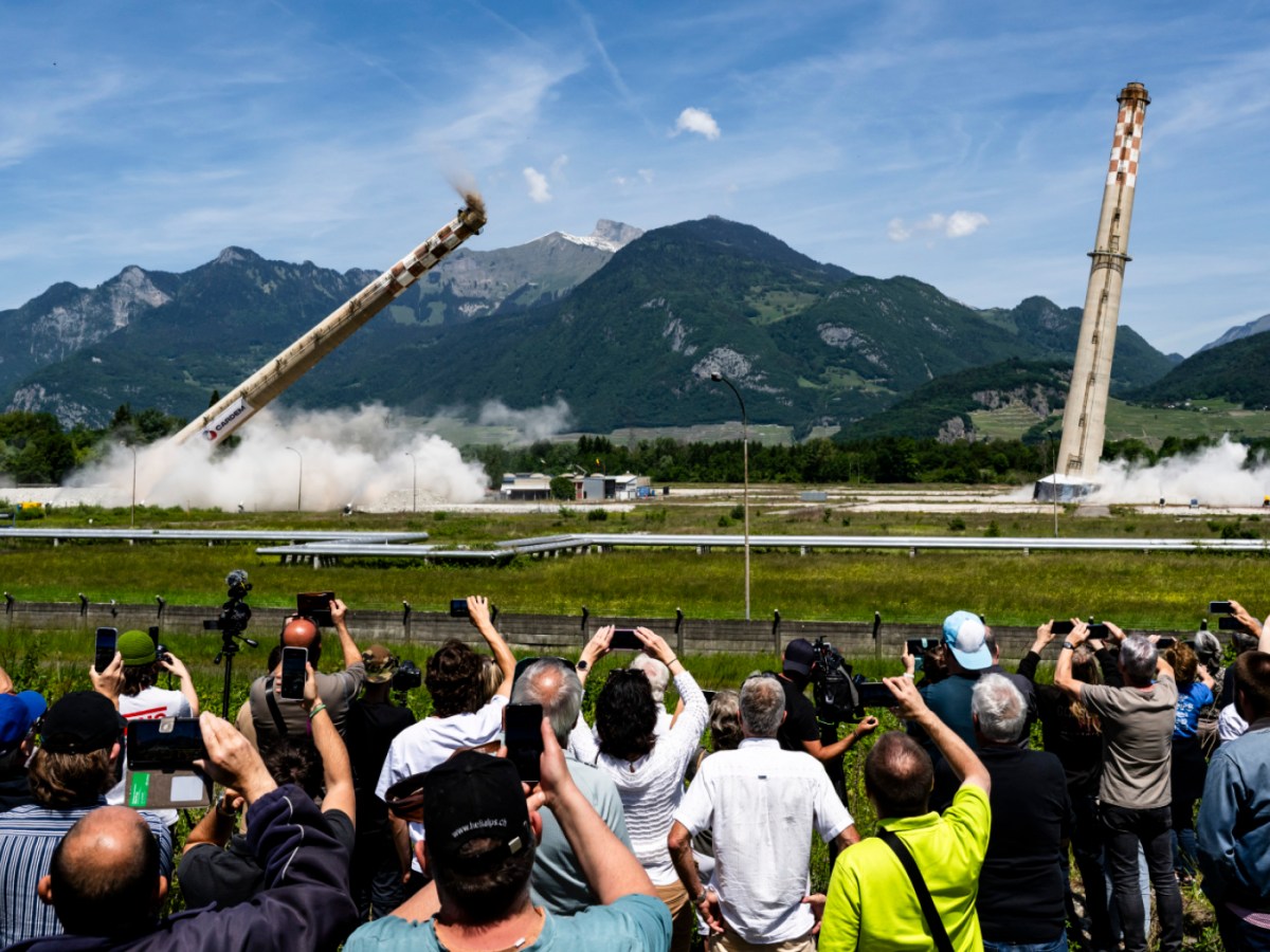 Valais refinery chimneys demolished as site eyes tech future Valais refinery chimneys demolished as site eyes tech future