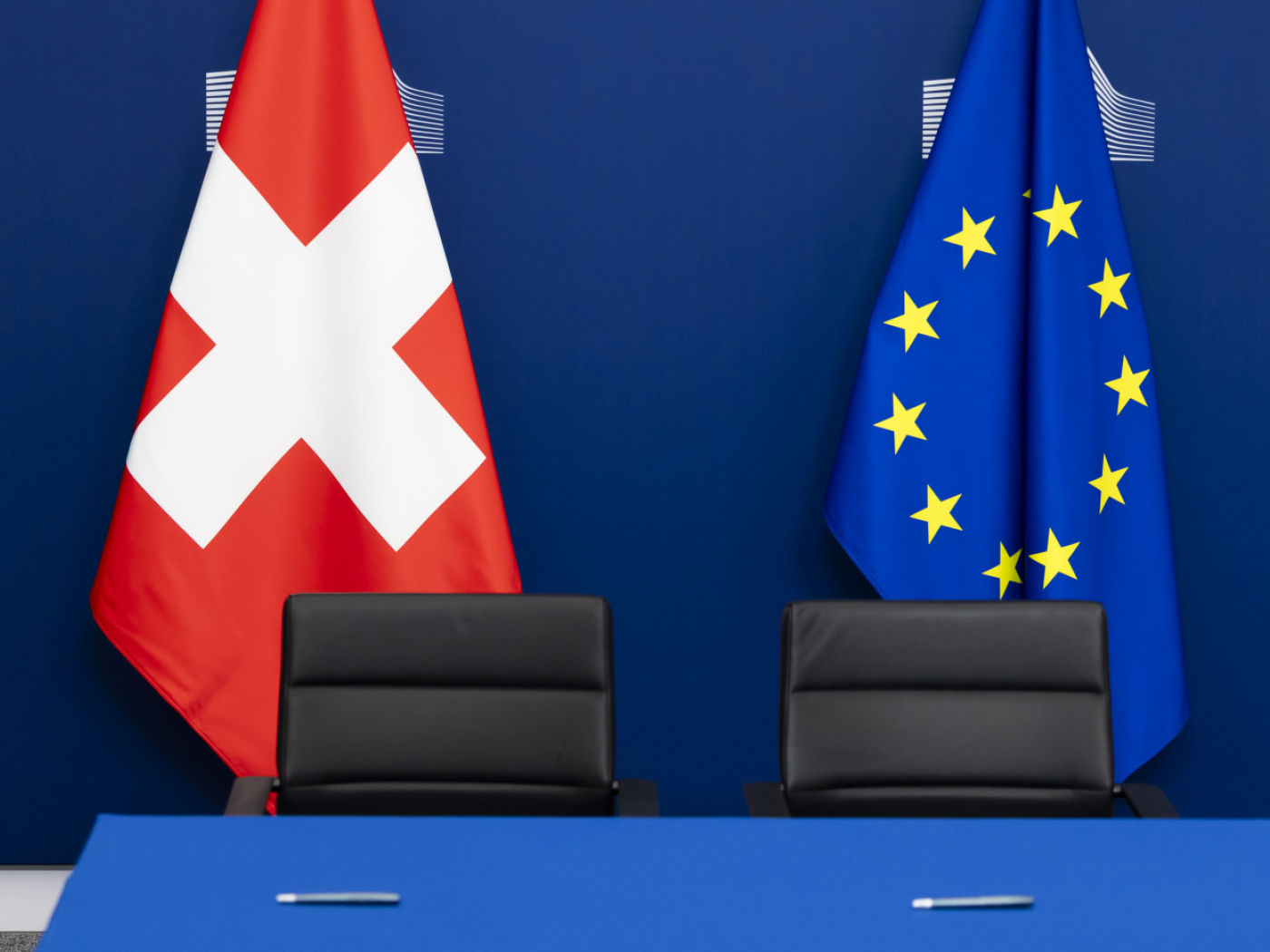 bandiera svizzera e bandiera ue