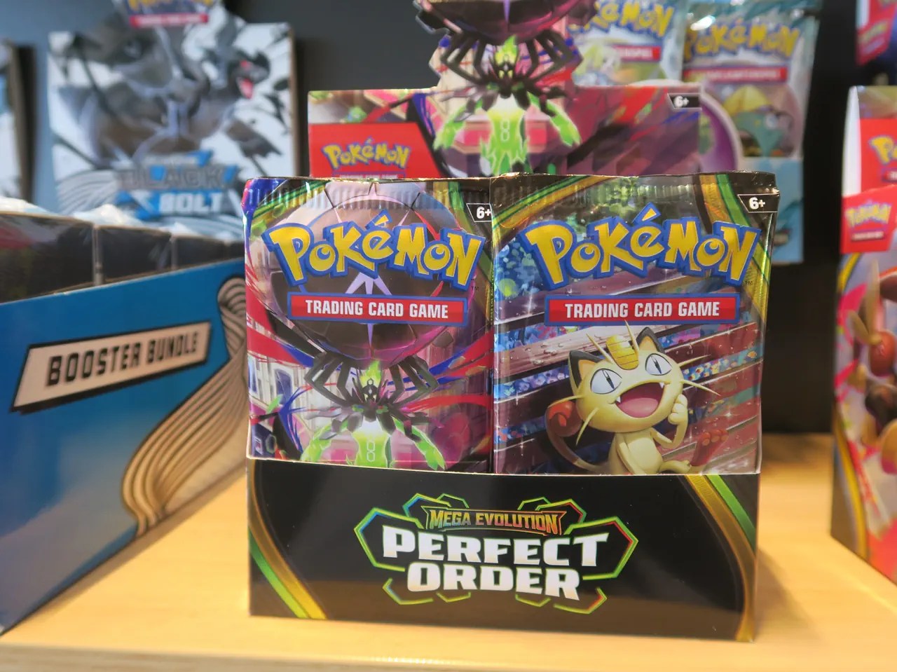 Un paquet – appelé « booster » – contient dix cartes Pokémon. En magasin, un booster d'une série actuelle coûte généralement quelques francs. Au fil du temps, certaines cartes Pokémon peuvent toutefois atteindre des sommes élevées, en fonction de leur âge, de leur rareté et de leur état.
