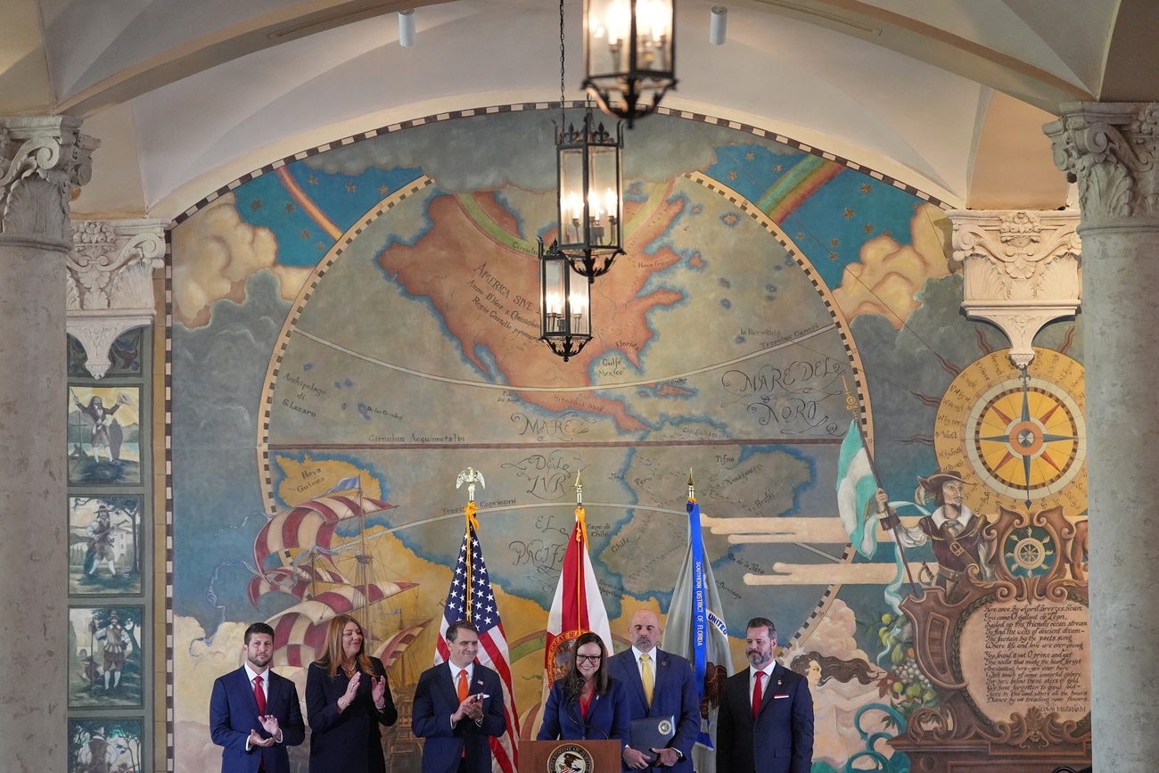 La senadora Ashley Moody, republicana por Florida, habla después de que fiscales federales anunciaran cargos contra el expresidente cubano Raúl Castro por el derribo en 1996 de aviones civiles operados por exiliados con sede en Miami, el miércoles 20 de mayo de 2026, en Miami.
