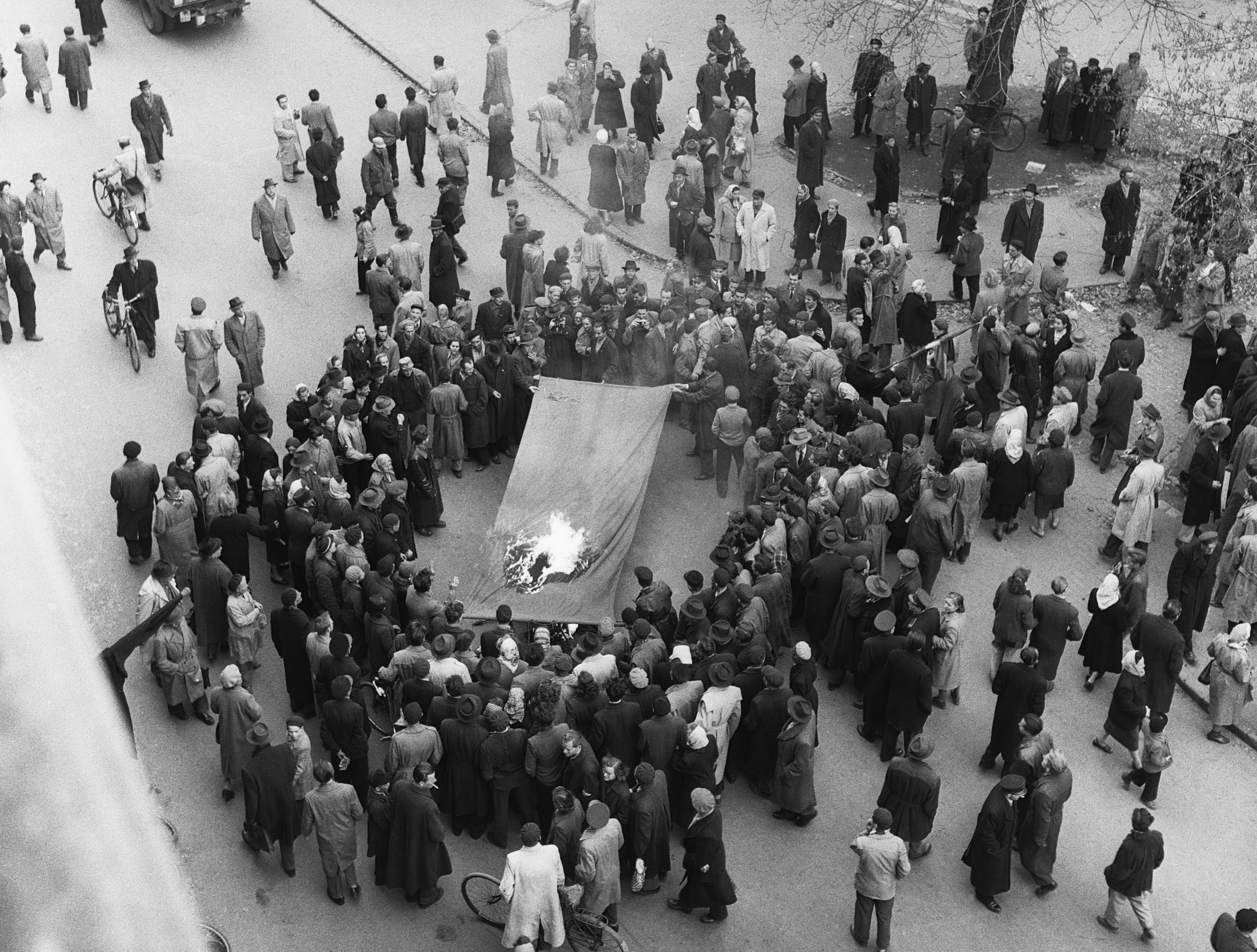 Горящий советский флаг. Во время Венгерского народного восстания 1956 года самые широкие слои общества поднялись против коммунистического правительства и советского тоталитарного господства.