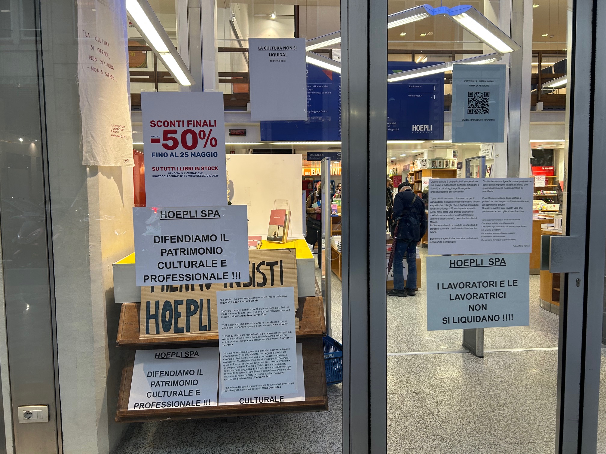manifesti su un vetro