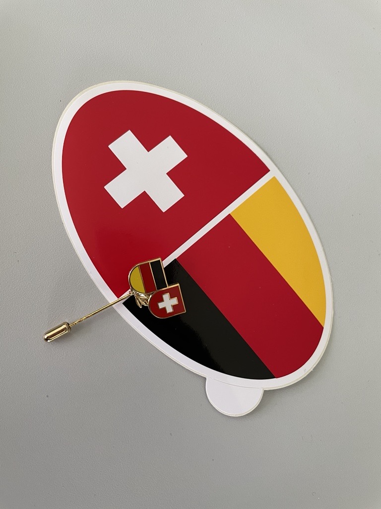 Pin und Sticker mit Schweizer und Deutschland Fahne