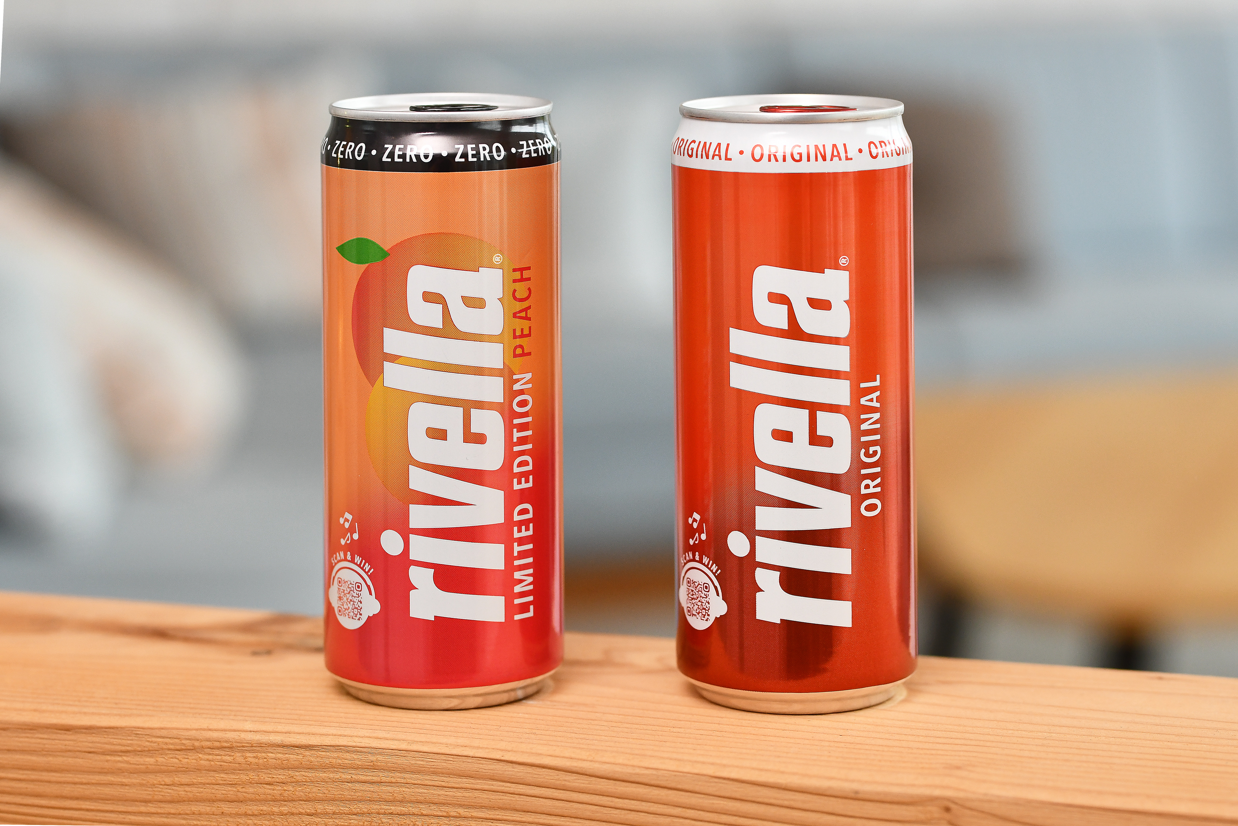 La nuova Rivella al gusto pesca e la classica versione rossa sono ora disponibili in lattina.