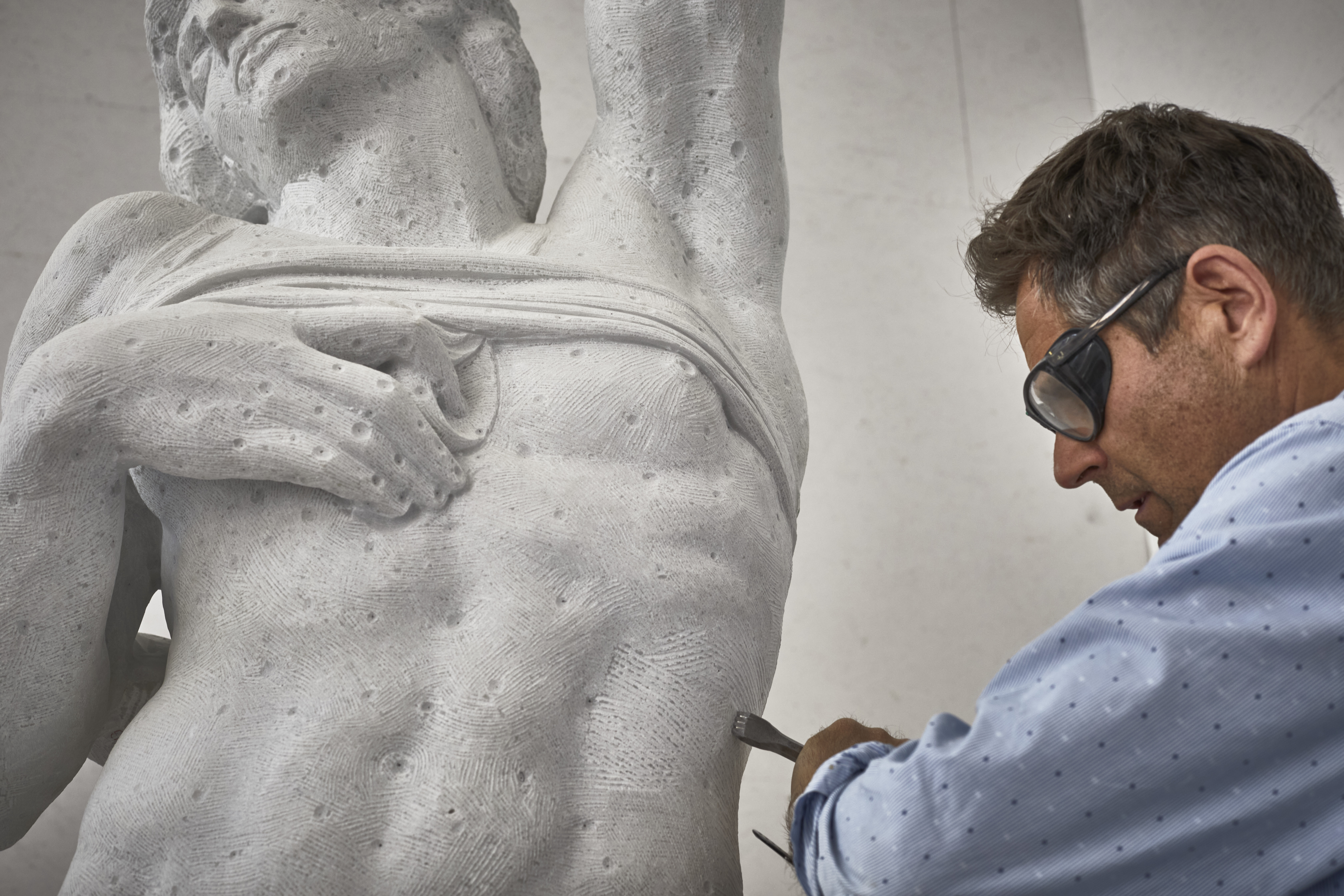 Lo scultore all’opera: l’artista tedesco-svizzero ha tratto ispirazione e sviluppato la propria tecnica dai maestri e dai materiali italiani.