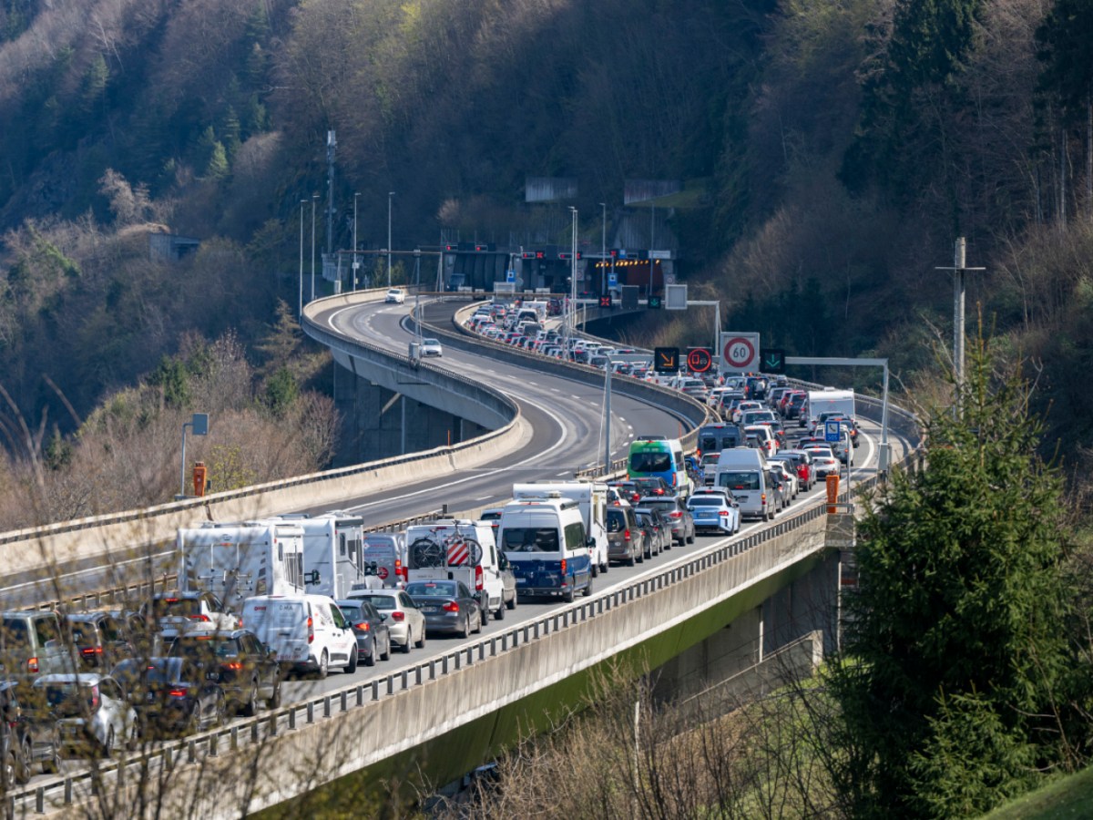 Lengthy traffic jams already forming in Gotthard tunnel Lengthy traffic jams already forming in Gotthard tunnel