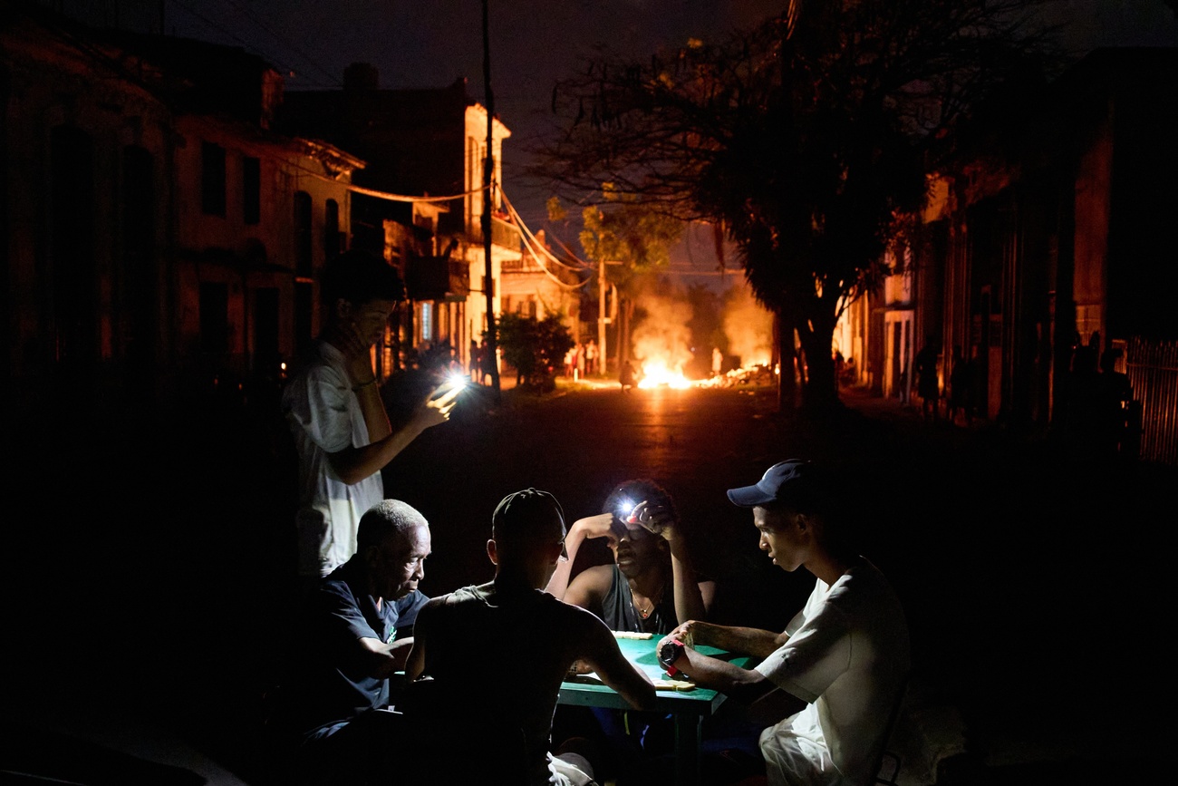 En pleno apagón, una hoguera ilumina la noche a modo de protesta contra los prolongados apagones en Cuba.