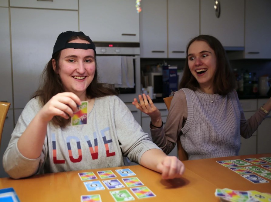Sarah et Céline Meier : les deux sœurs préfèrent toutes les deux une soirée jeux à la piste de danse.