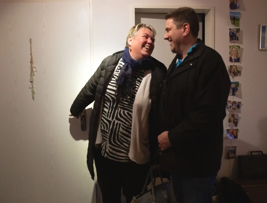 Jürgen et Nadja Meier : Les parents s'apprêtent à sortir. Ils vont dîner dans un bon restaurant avec des amis.