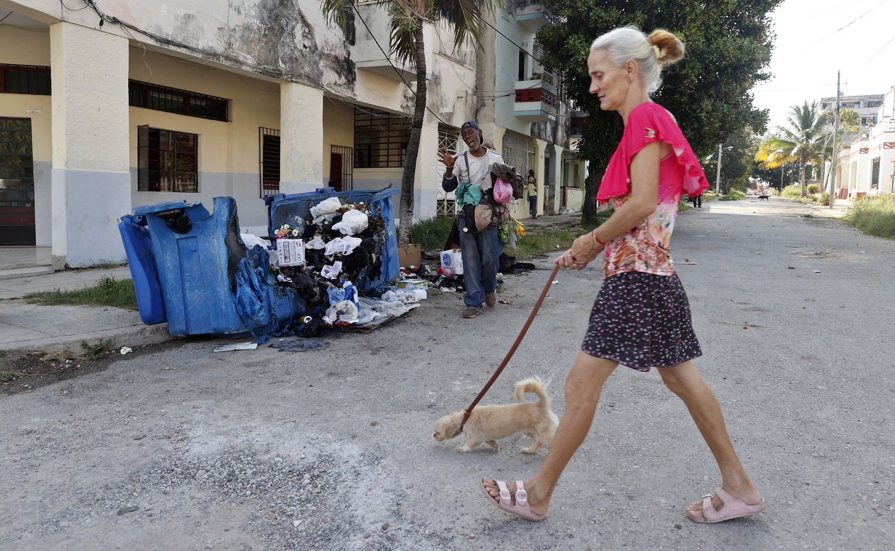 Un contenedor quemado durante protestas recientes en La Habana a causa de los apaganes.