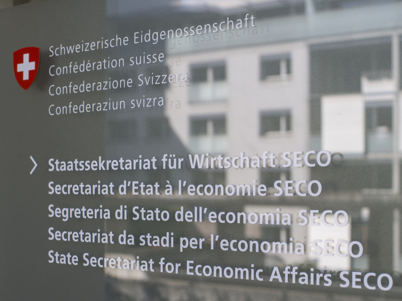 scritta segreteria di statod ell'economia nelle quattro lingue nazionali svizzere