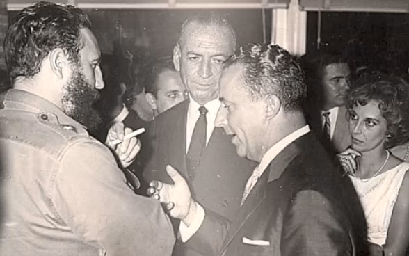 El otrora presidente de Cuba, Fidel Castro con el embajador suizo en La Habana, Emil Stadelhofer.