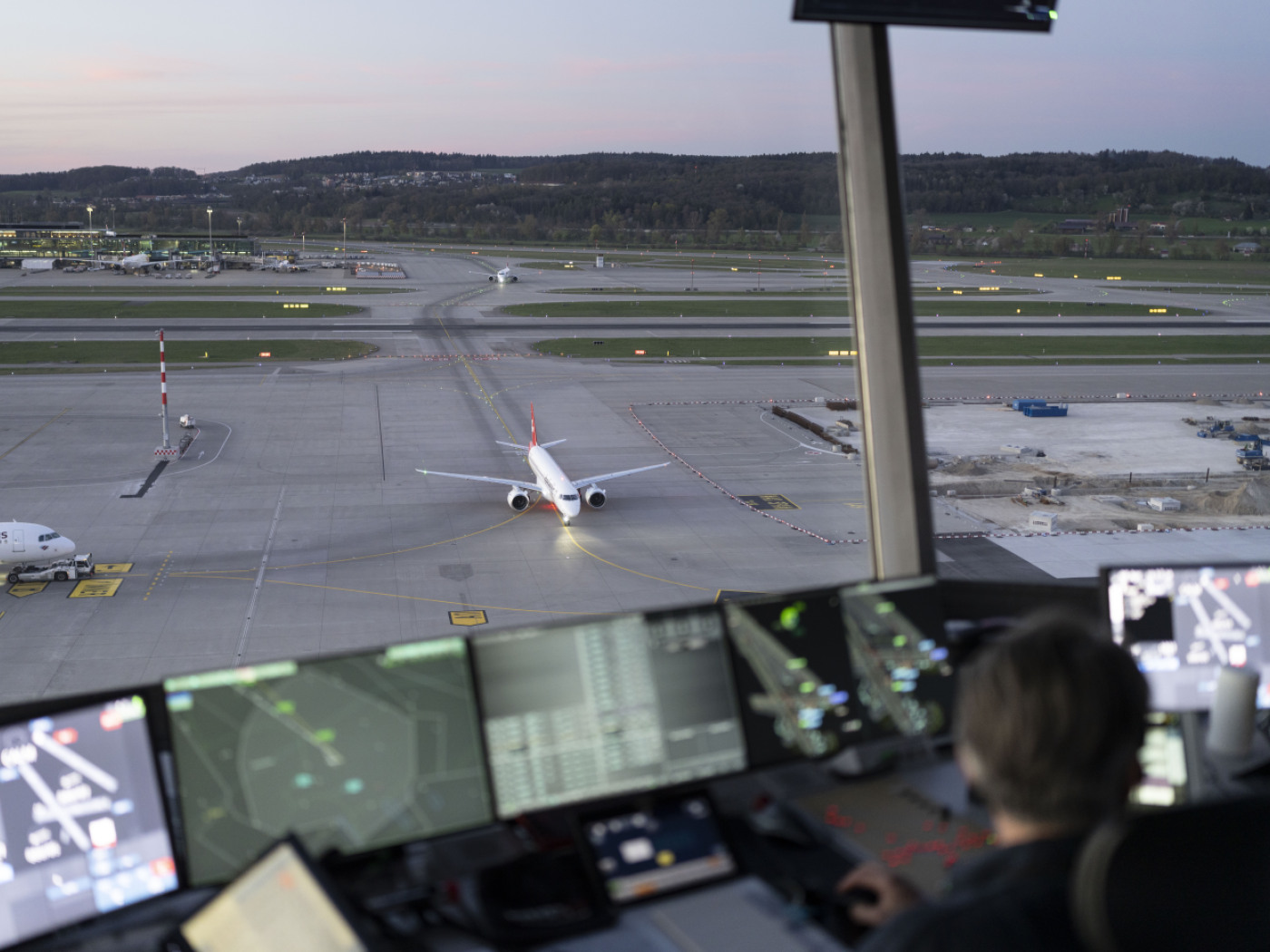 pista di atterraggio di un aeroporto vista da una torre di controllo